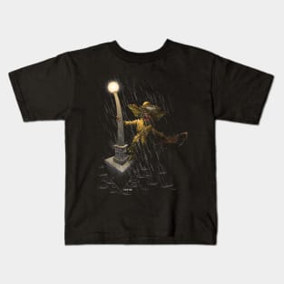 Gremlin in the rain Kids T-Shirt